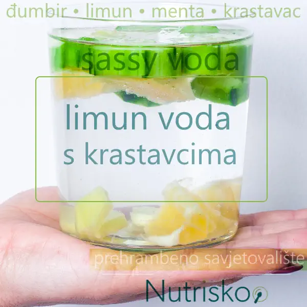 voda s krastavcima u čaši